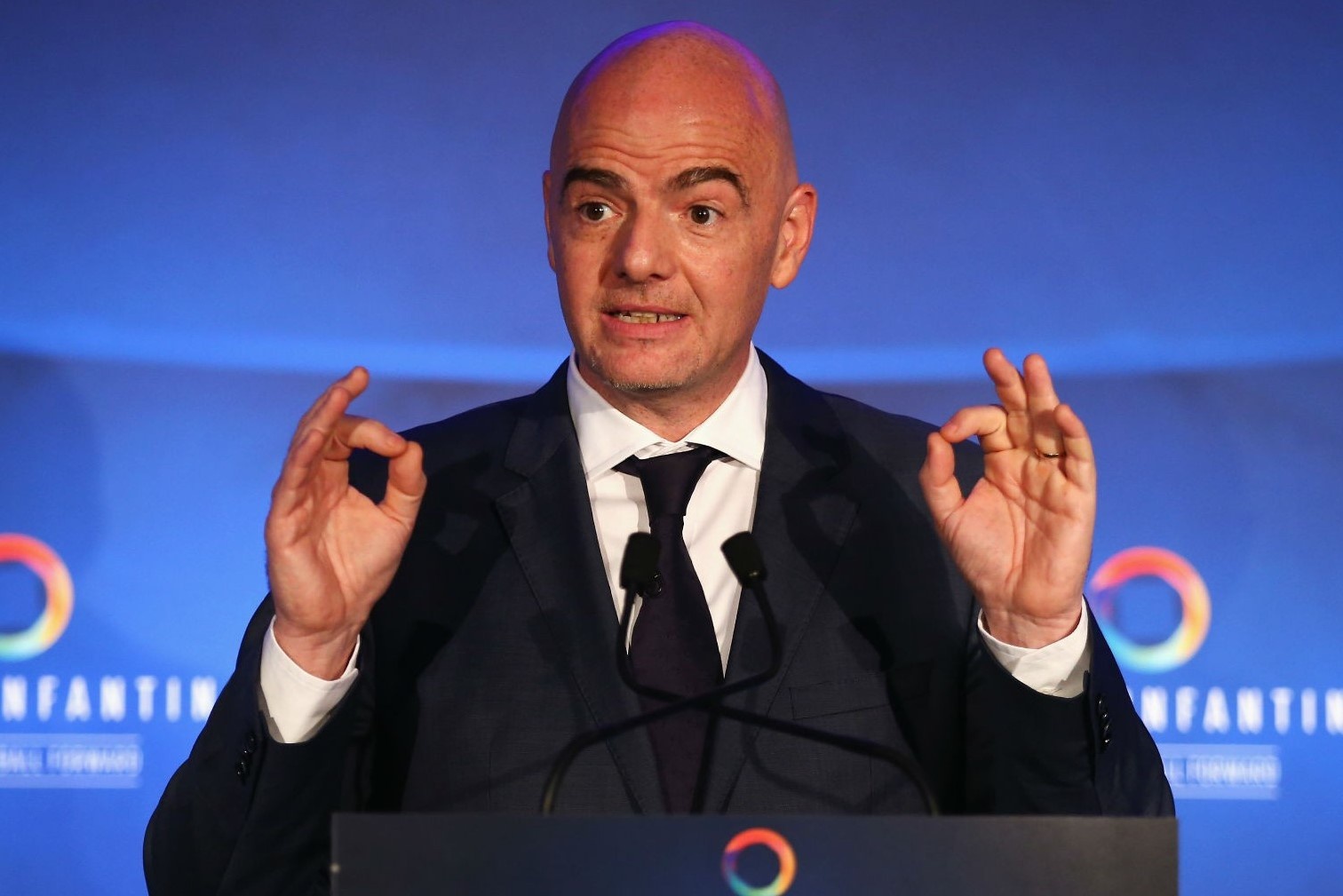 Chu tich FIFA duong tinh Covid-19 anh 1