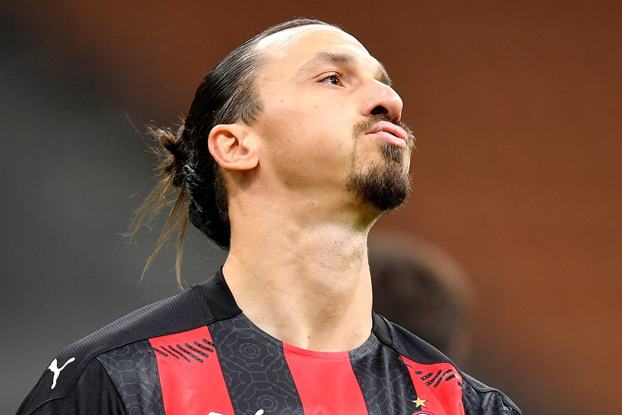 Ibrahimovic sut hong 11 m trong tran thang 3-0 cua AC Milan hinh anh