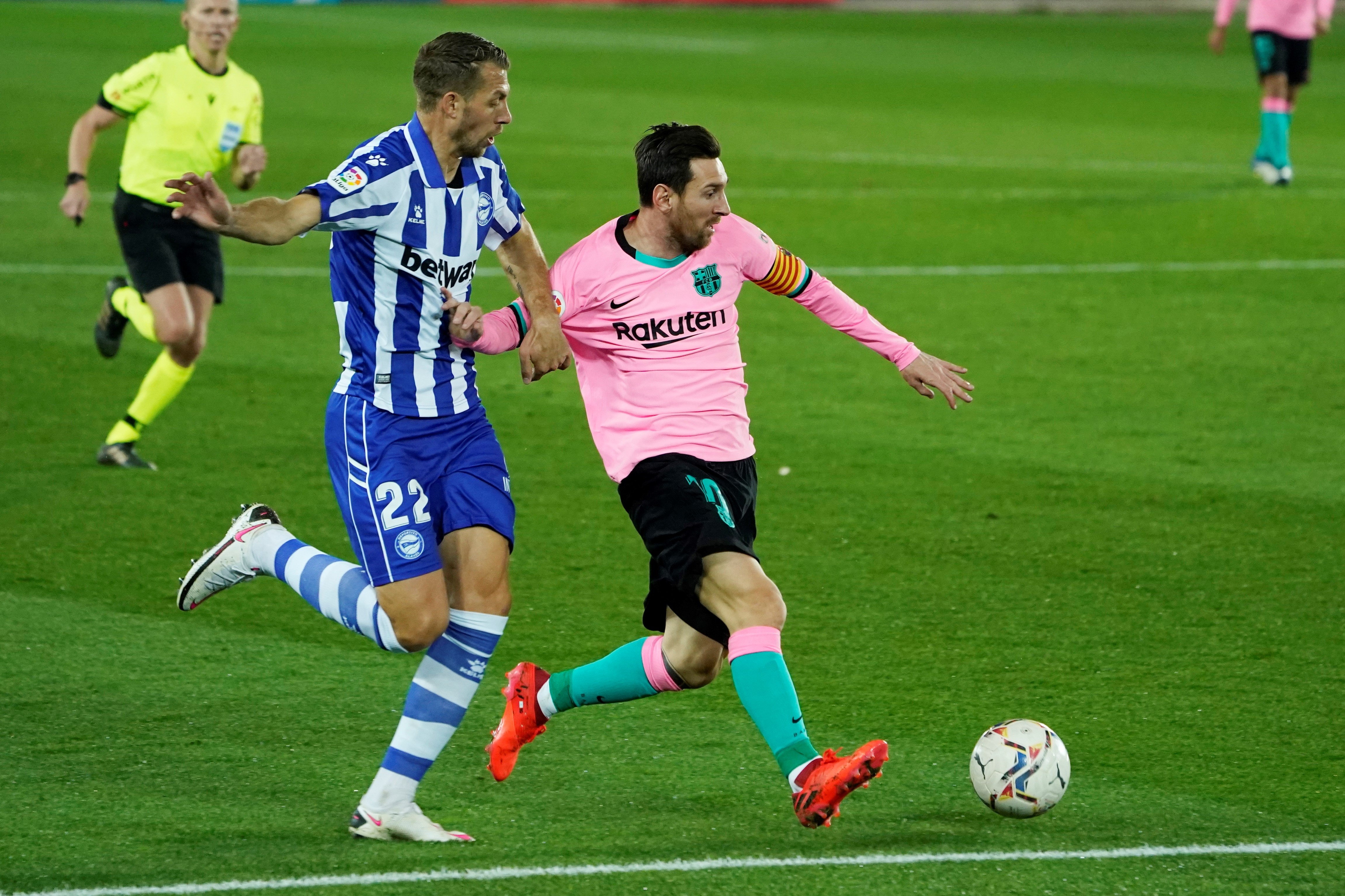 Messi roi Barca anh 10