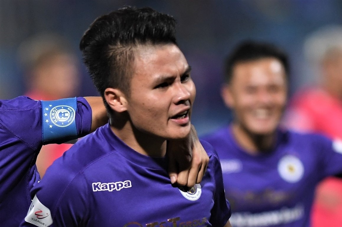 Quang Hai volley ghi ban 2-1 hinh anh