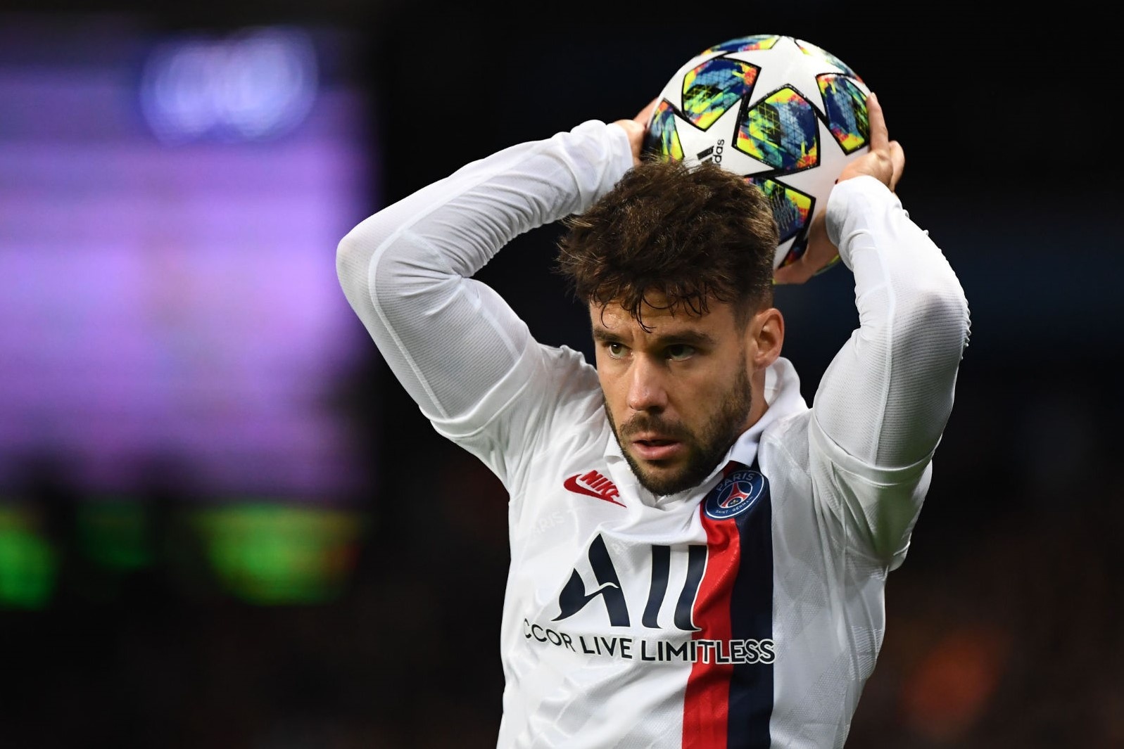 Cau thu het han hop dong anh 8