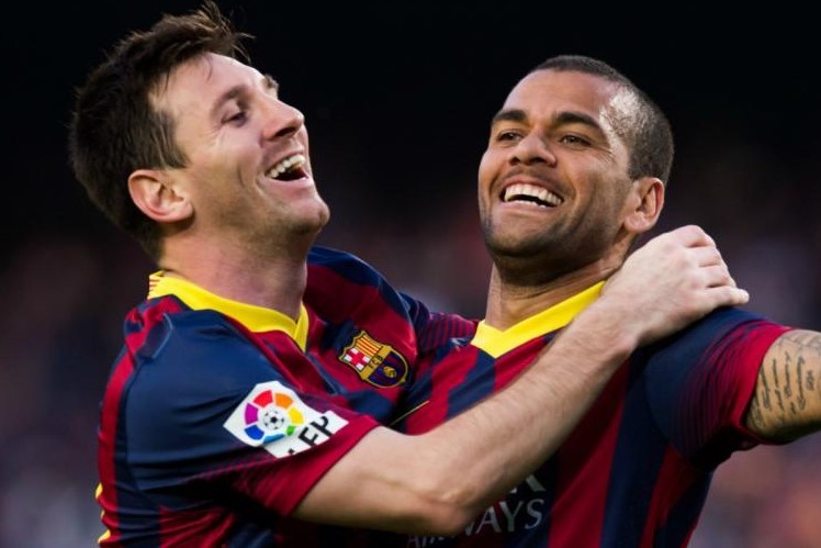 Alves khuyen cau thu Barca chuyen bong cho Messi hinh anh