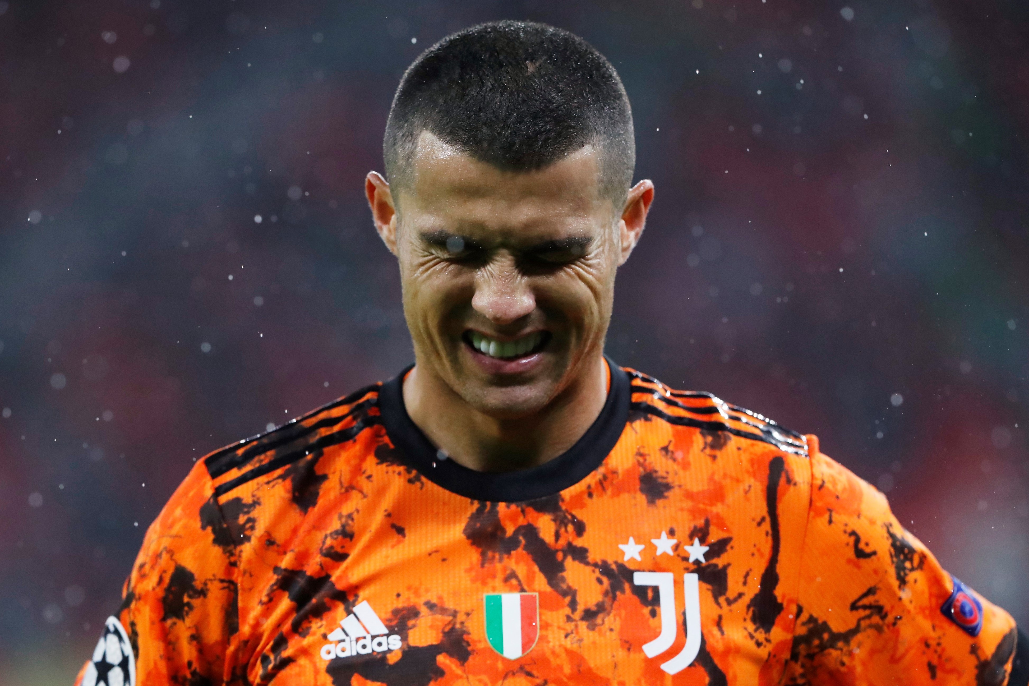 Juventus can nhac ban Ronaldo hinh anh