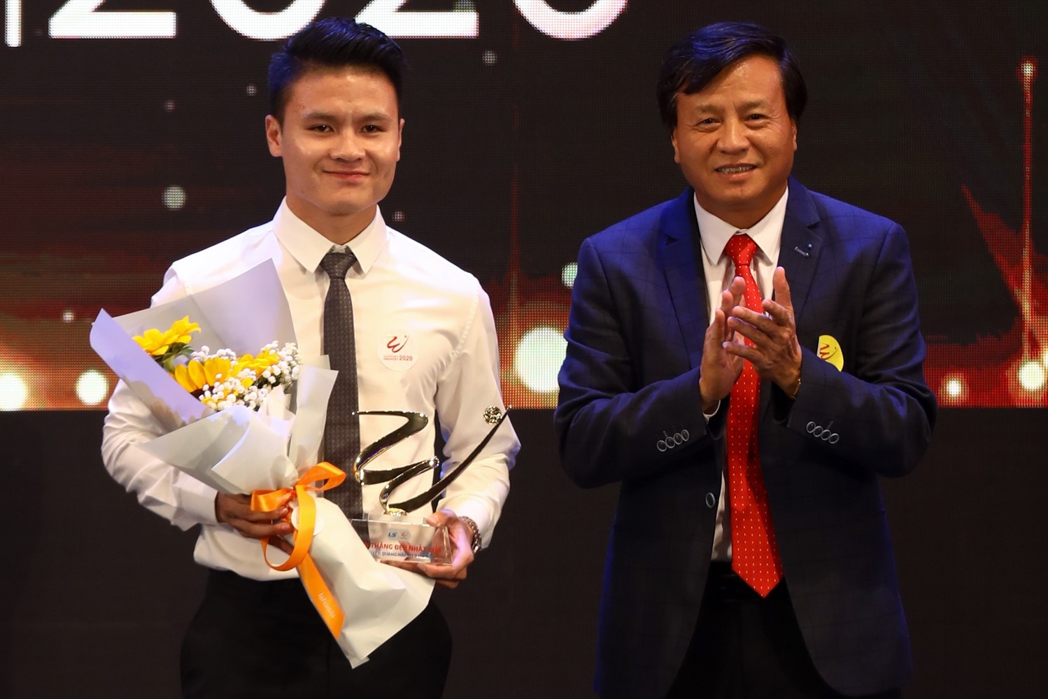 CLB Ha Noi nhan 'mua' giai thuong tai V.League Awards 2020 hinh anh