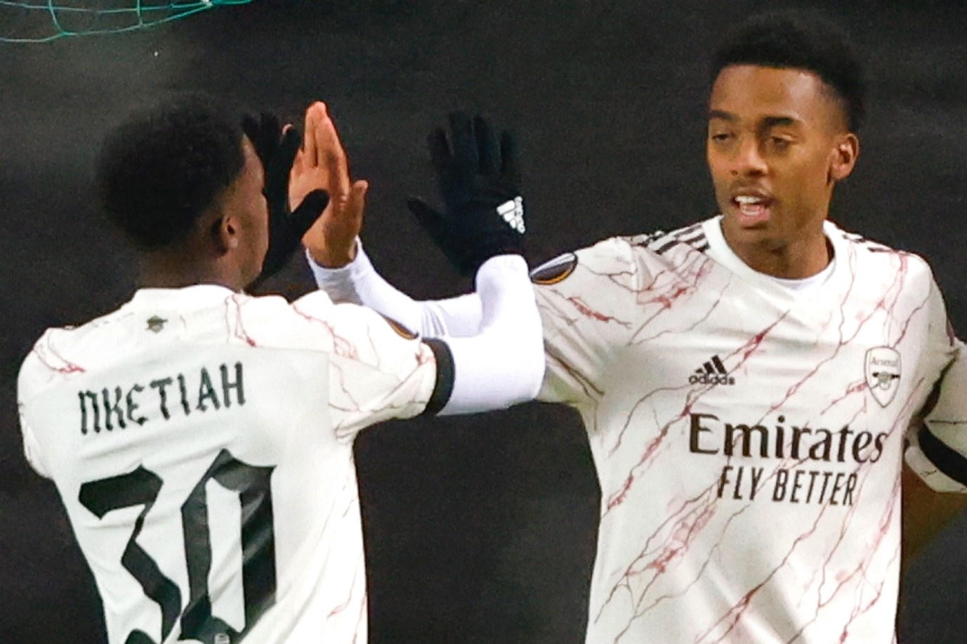 Arsenal vao vong knock-out Europa League som 2 luot tran hinh anh