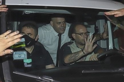 Nguoi dan ong bi doa giet vi chup anh voi thi the Maradona hinh anh