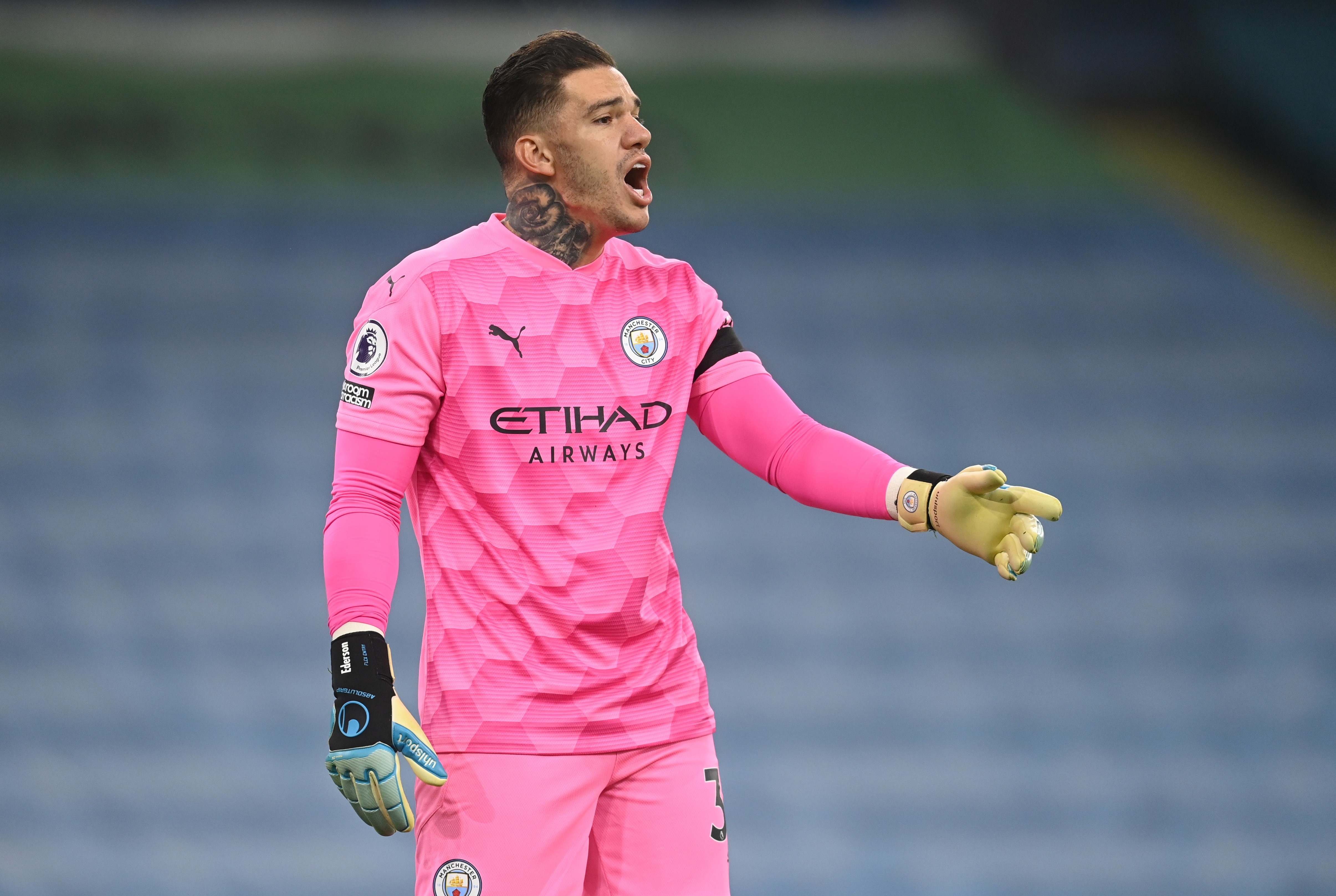 Ederson da phat den anh 1