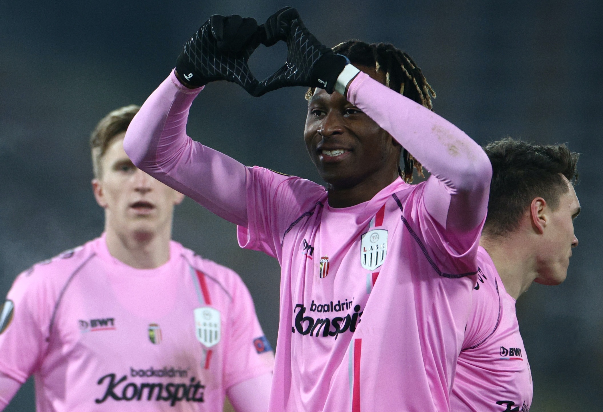 Tottenham vuot qua vong bang anh 10