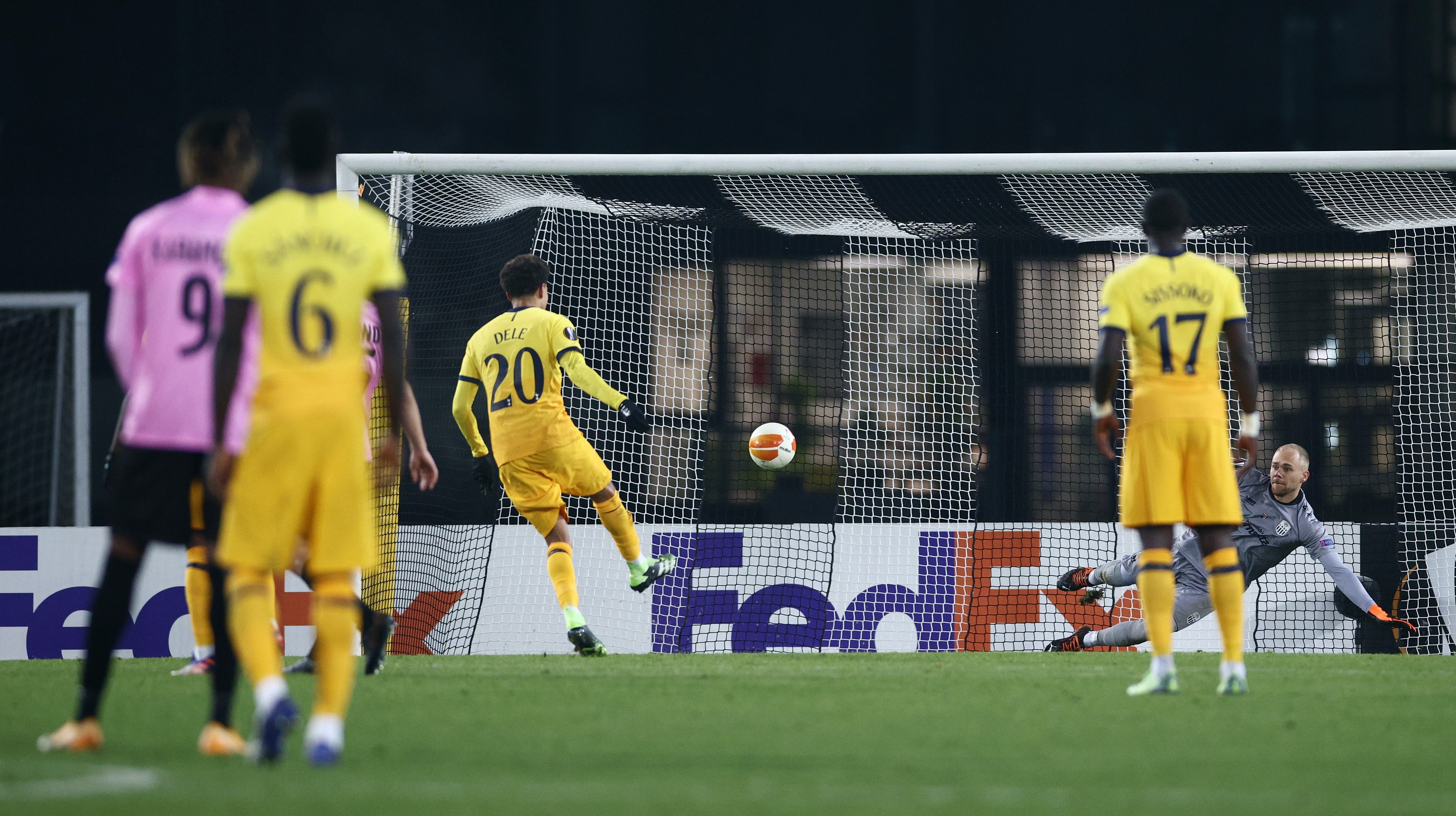 Tottenham vuot qua vong bang anh 9