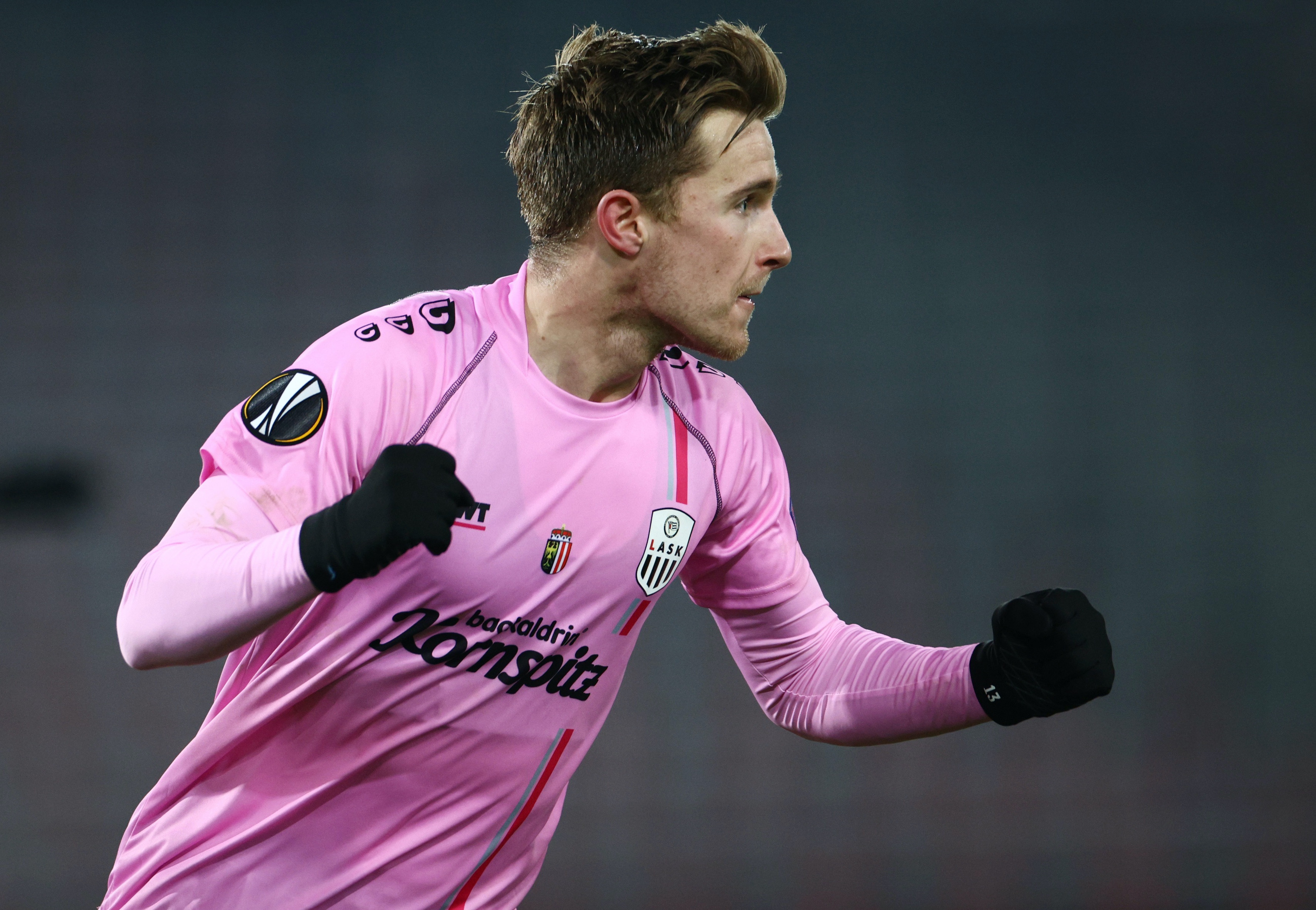 Tottenham vuot qua vong bang anh 8