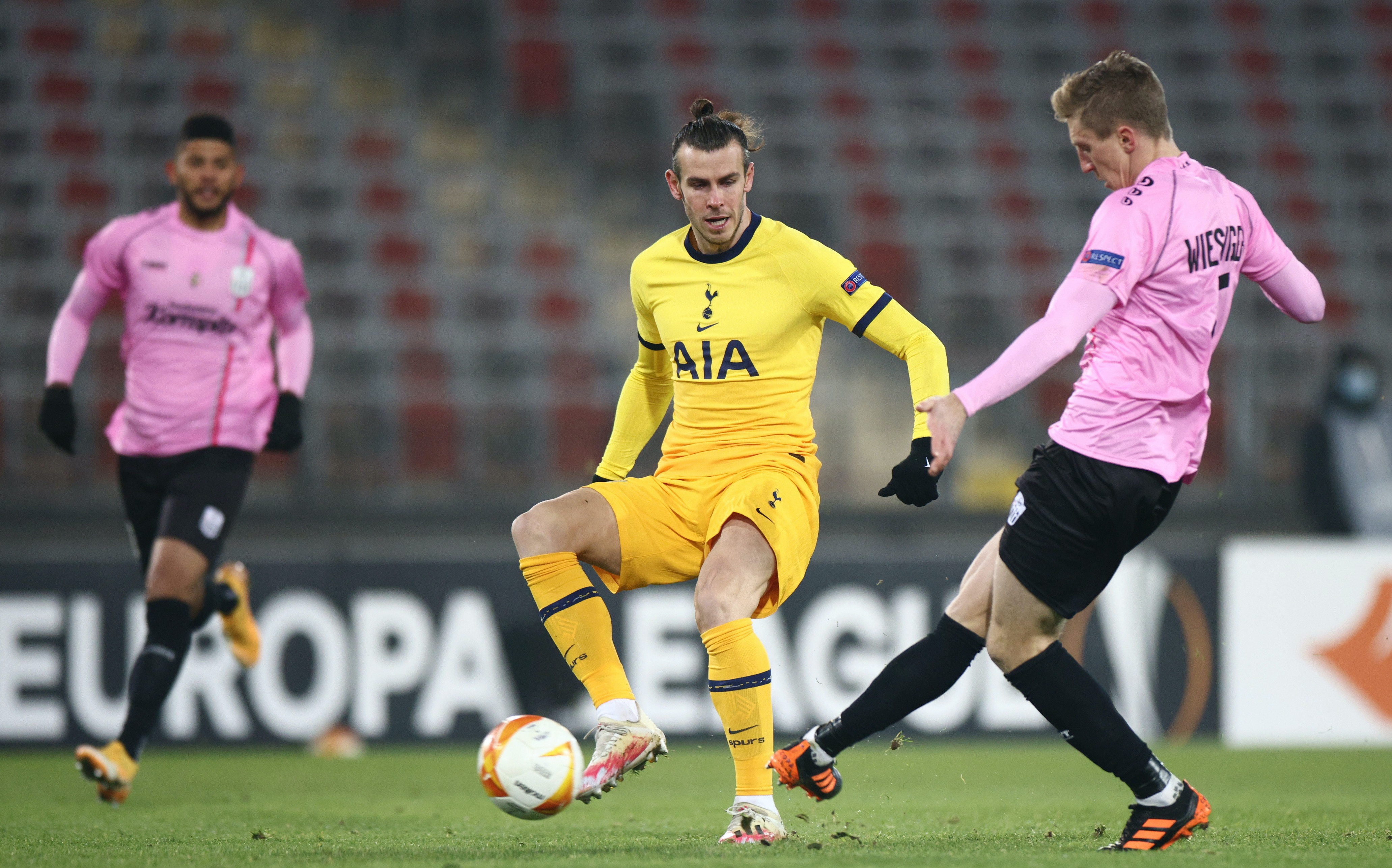 Tottenham vuot qua vong bang anh 3