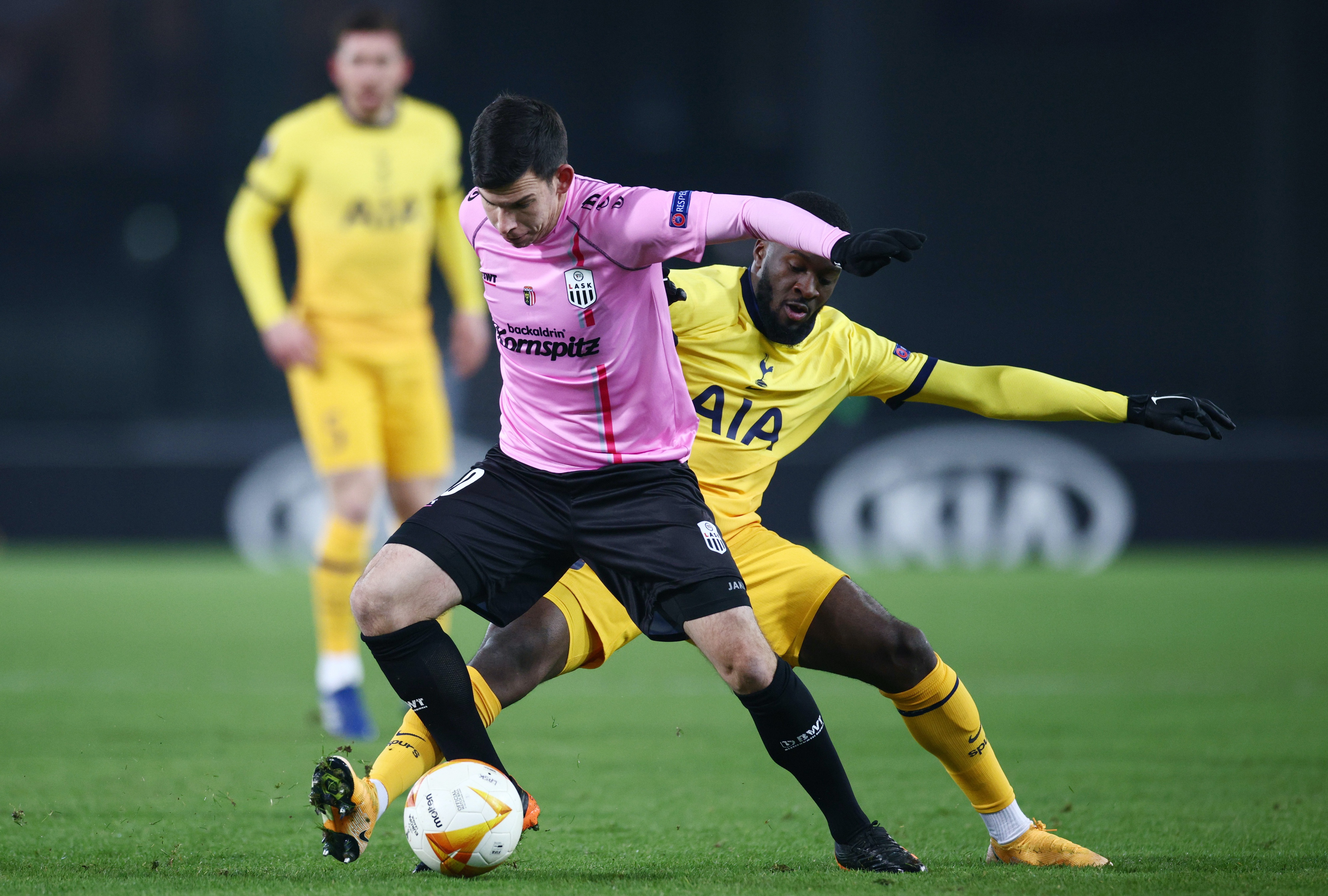 Tottenham vuot qua vong bang anh 2