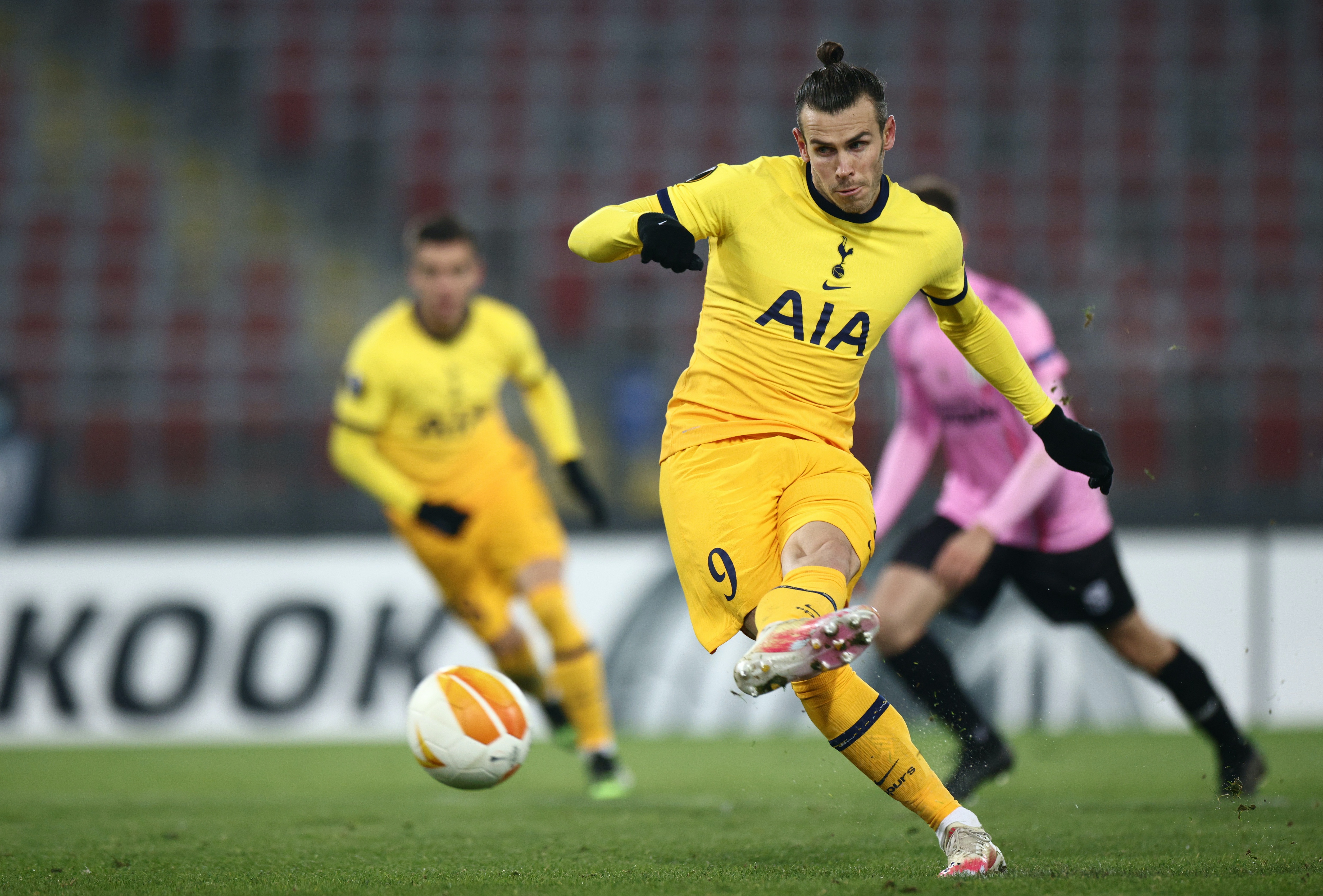 Tottenham vuot qua vong bang anh 5