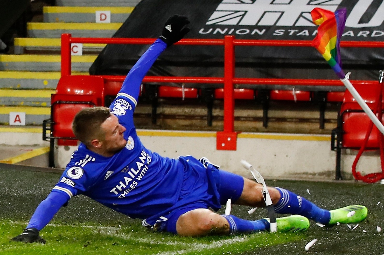 Vardy nhan the vang vi dap gay cot co goc hinh anh