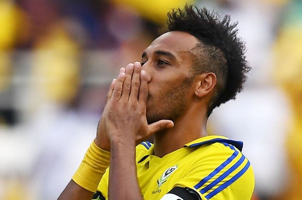 Aubameyang bi phat 10.000 USD vi phat ngon tren mang xa hoi hinh anh