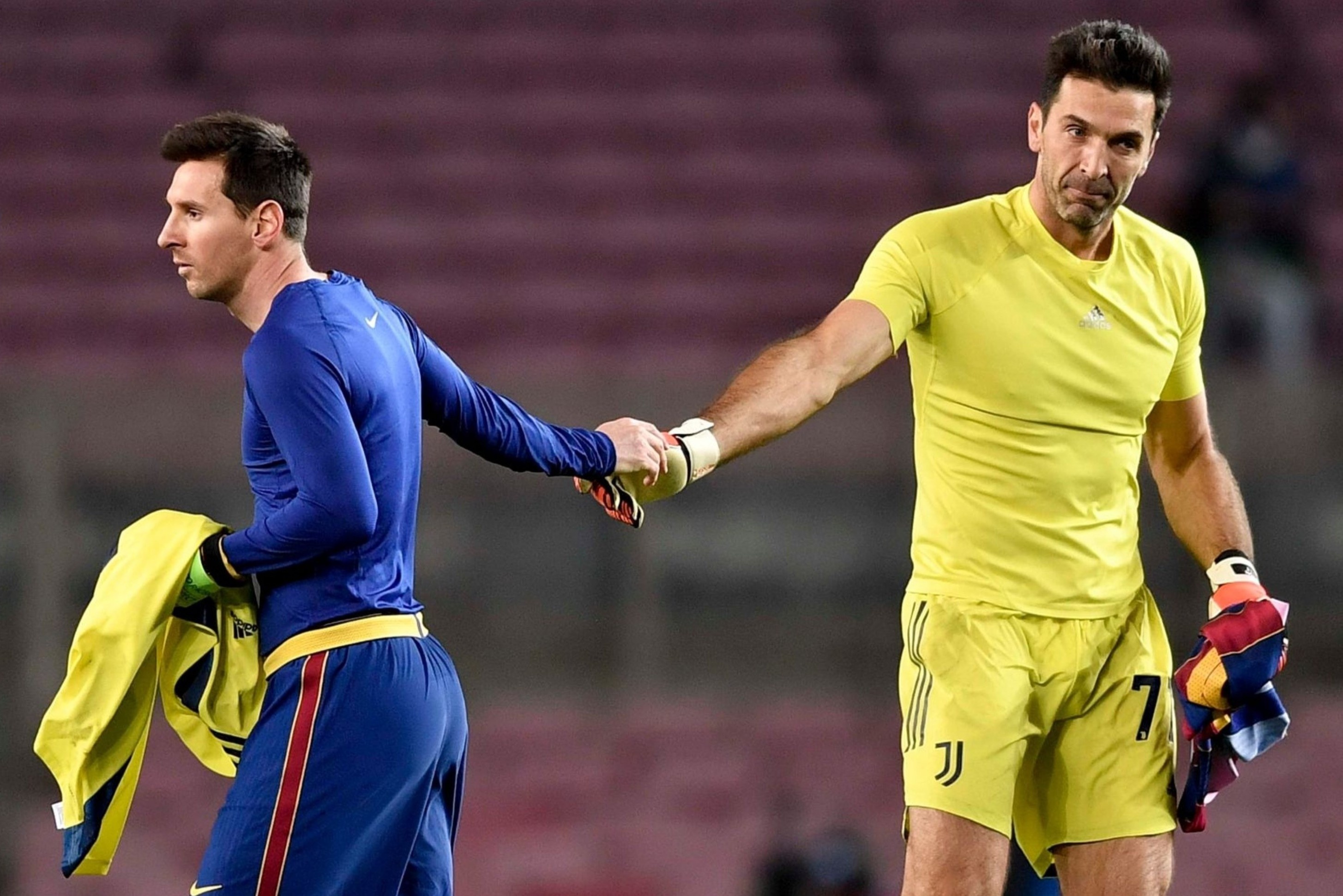 Messi xin doi ao voi Buffon sau tran thua Juventus hinh anh