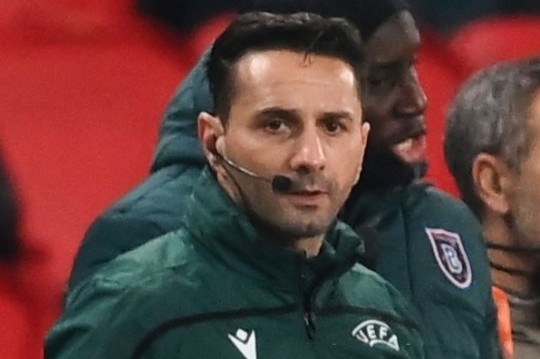 Trong tai len tieng khi bi to phan biet chung toc o tran dau cua PSG hinh anh