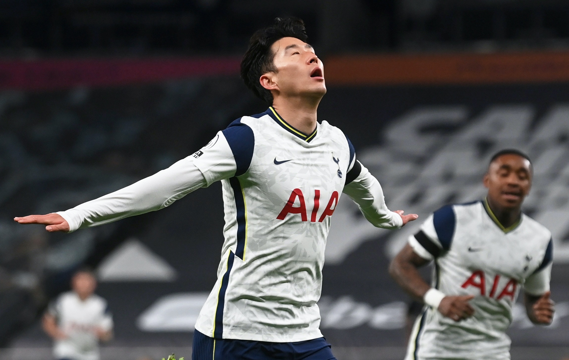 Son Heung-min toa sang anh 1