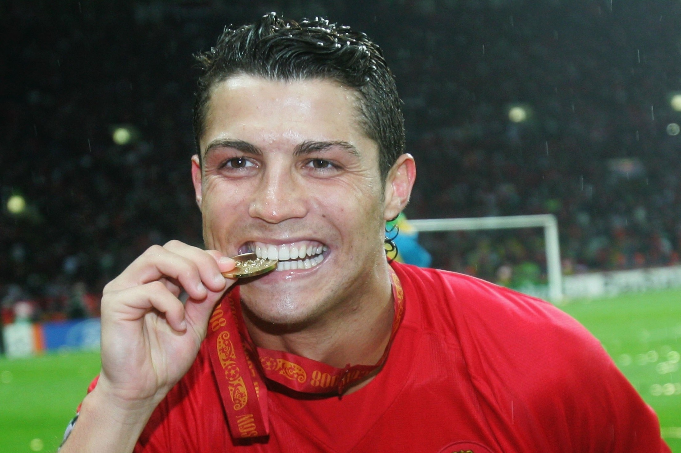 'Ronaldo noi khong voi ruou ca trong tiec Giang sinh' hinh anh