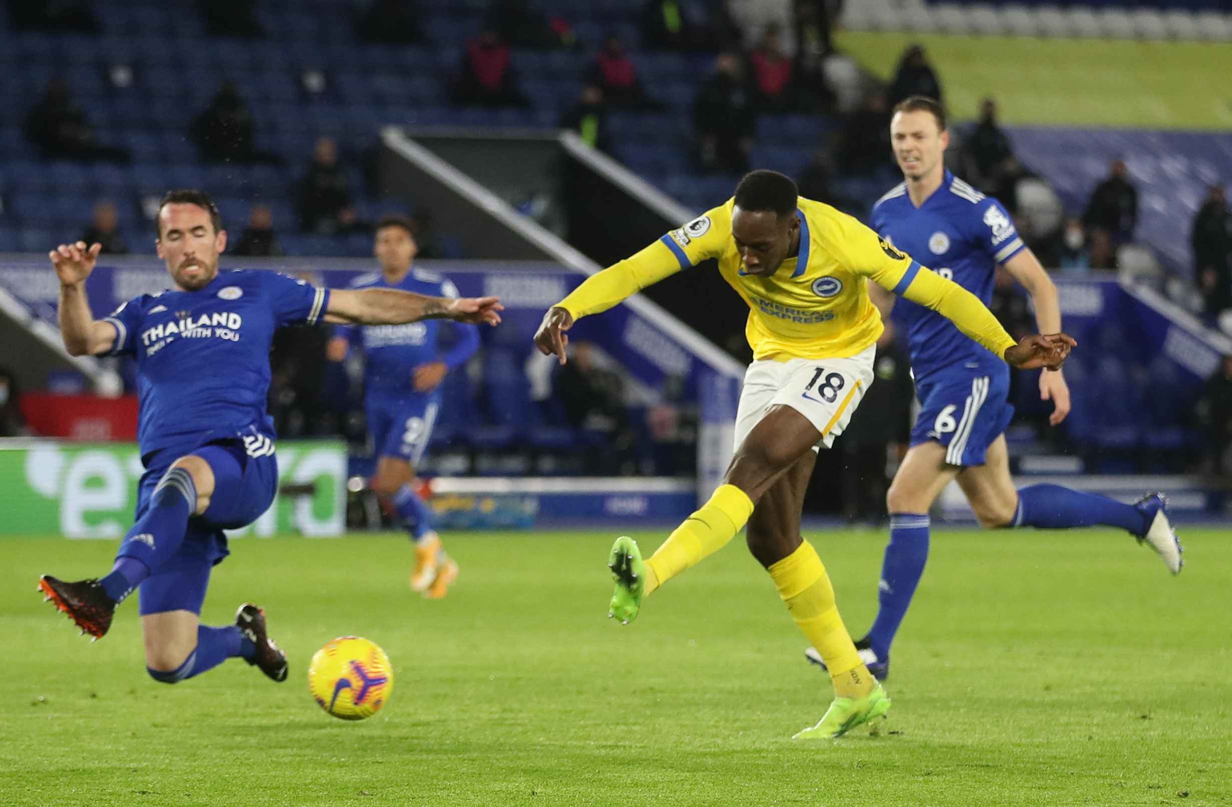 Leicester vao top 3 anh 2