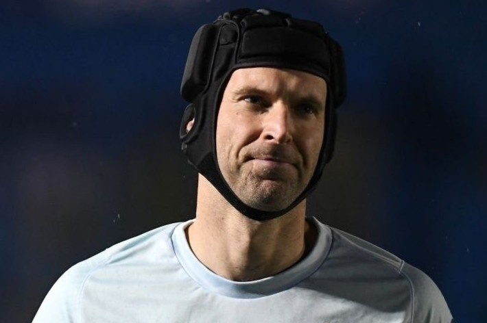 Petr Cech thung luoi 2 ban trong ngay tai xuat san co hinh anh