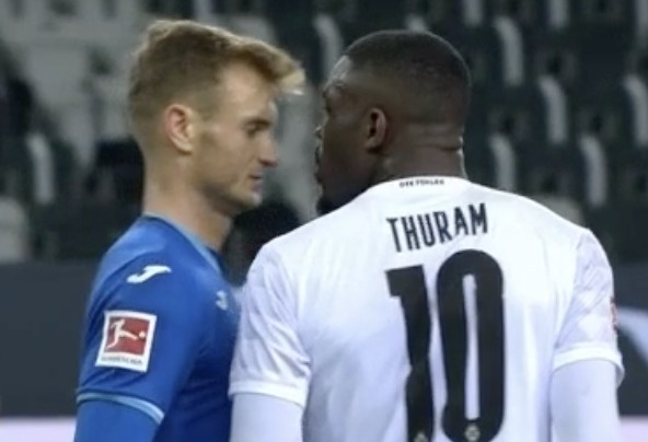 Con trai Thuram bi duoi vi nho nuoc bot vao mat doi thu hinh anh