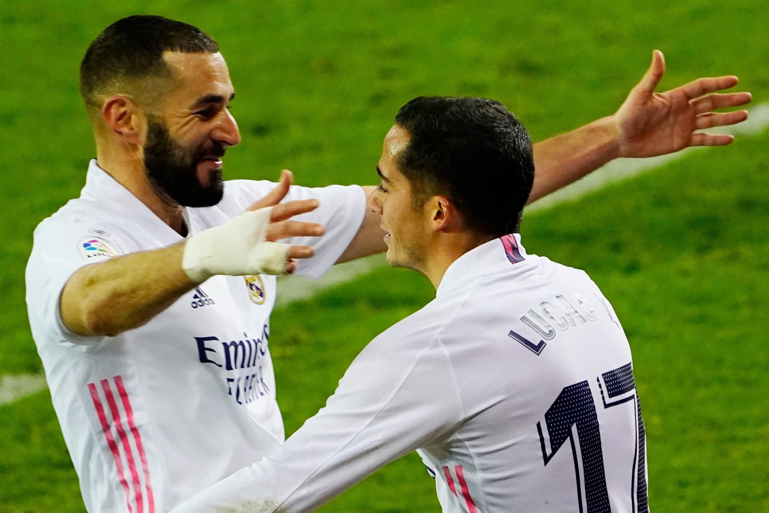 Real Madrid ap sat ngoi dau sau tran thang Eibar hinh anh