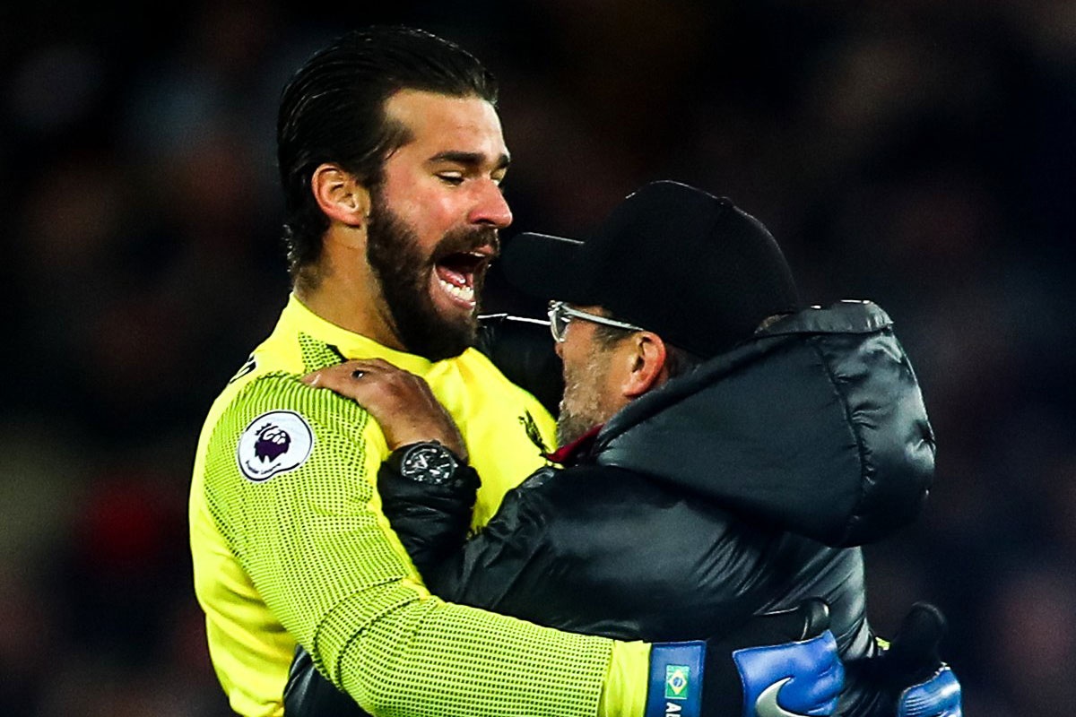 Alisson ghi ban giup Liverpool ap sat top 4 hinh anh