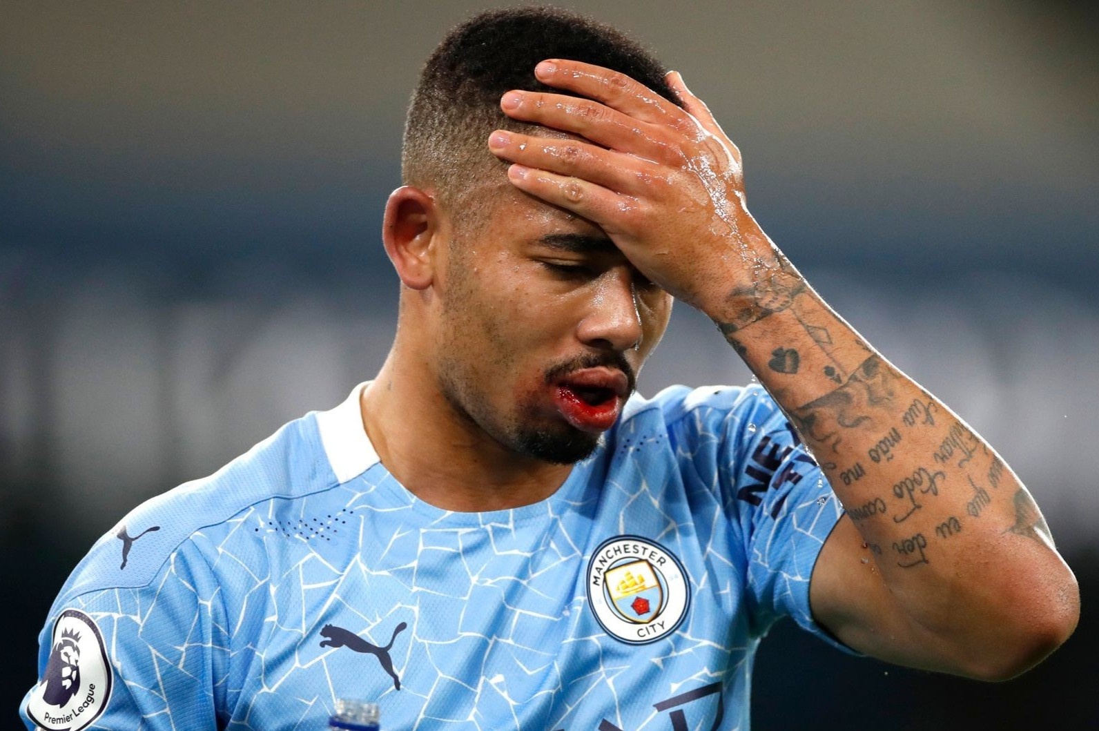 Hai cau thu Man City duong tinh voi Covid-19 hinh anh