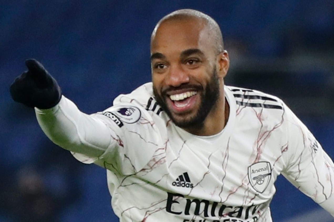 Lacazette mat 29 giay de giai cuu Arsenal hinh anh