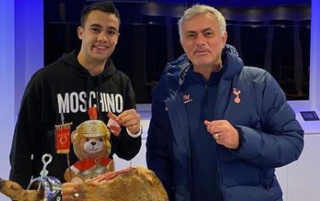 Mourinho tang lon sua cho hoc tro dip Giang sinh hinh anh