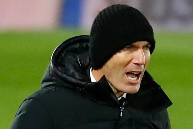 Real co co hoi len dau bang vi tran dau cua Atletico bi hoan hinh anh