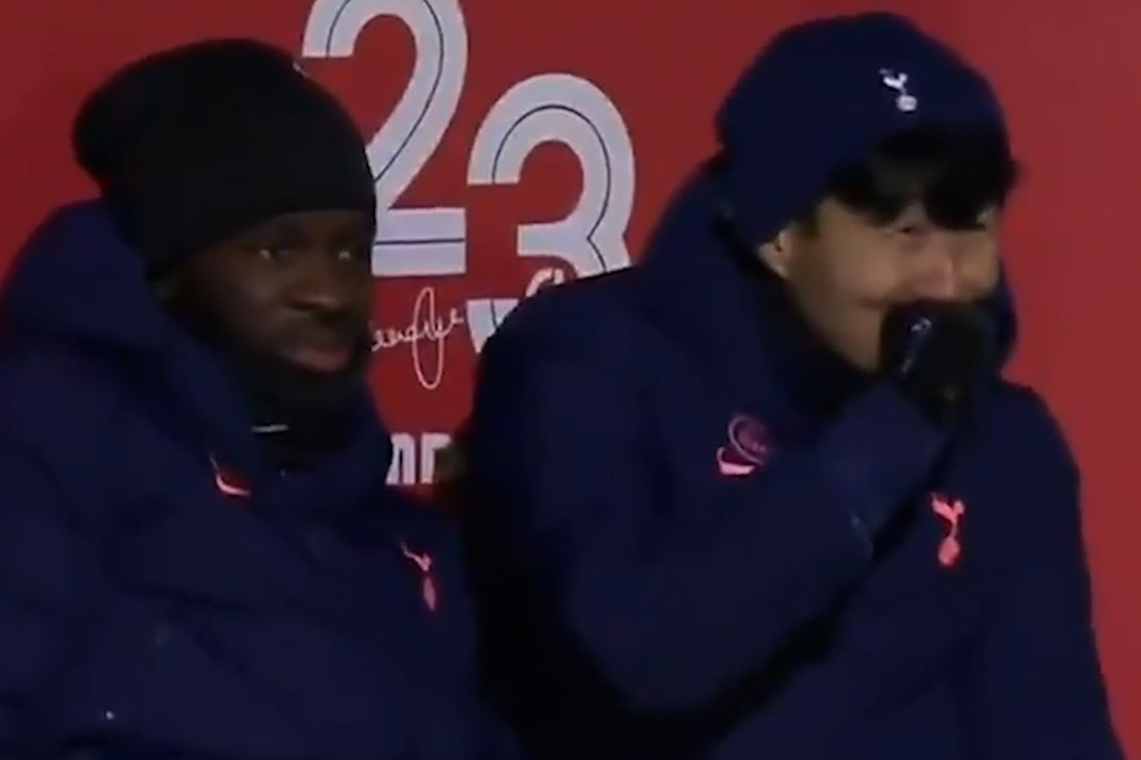 Son Heung-min bat cuoi sau cu nga cua Alli hinh anh