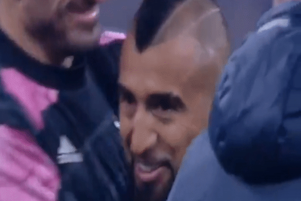 Vidal phan tran sau khi hon logo Juventus hinh anh