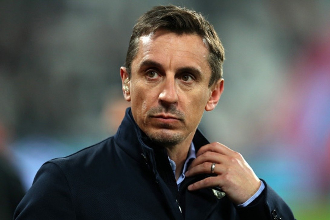 Neville: 'Cua vo dich cua MU con rat mong manh' hinh anh