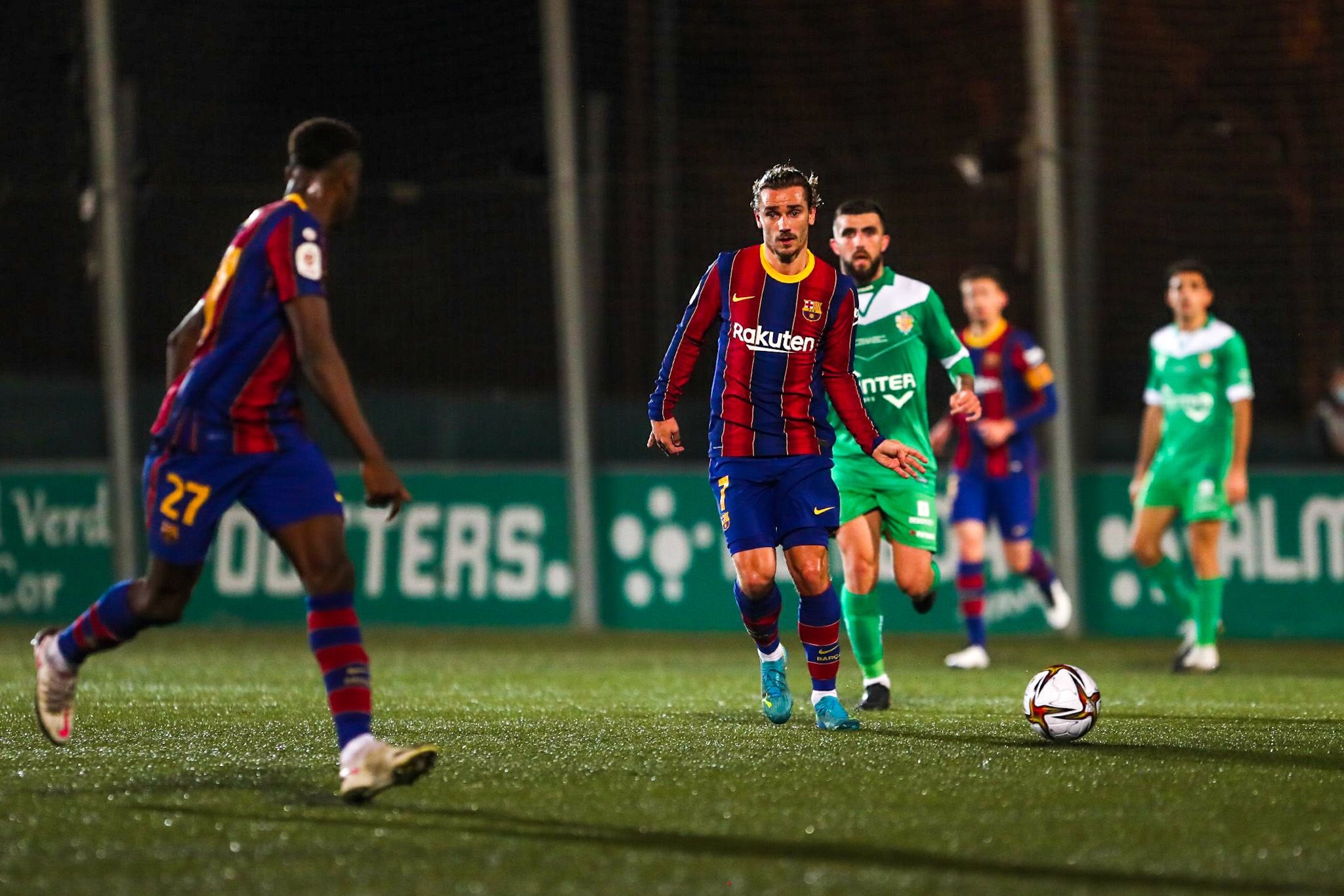 Messi bi treo gio anh 1