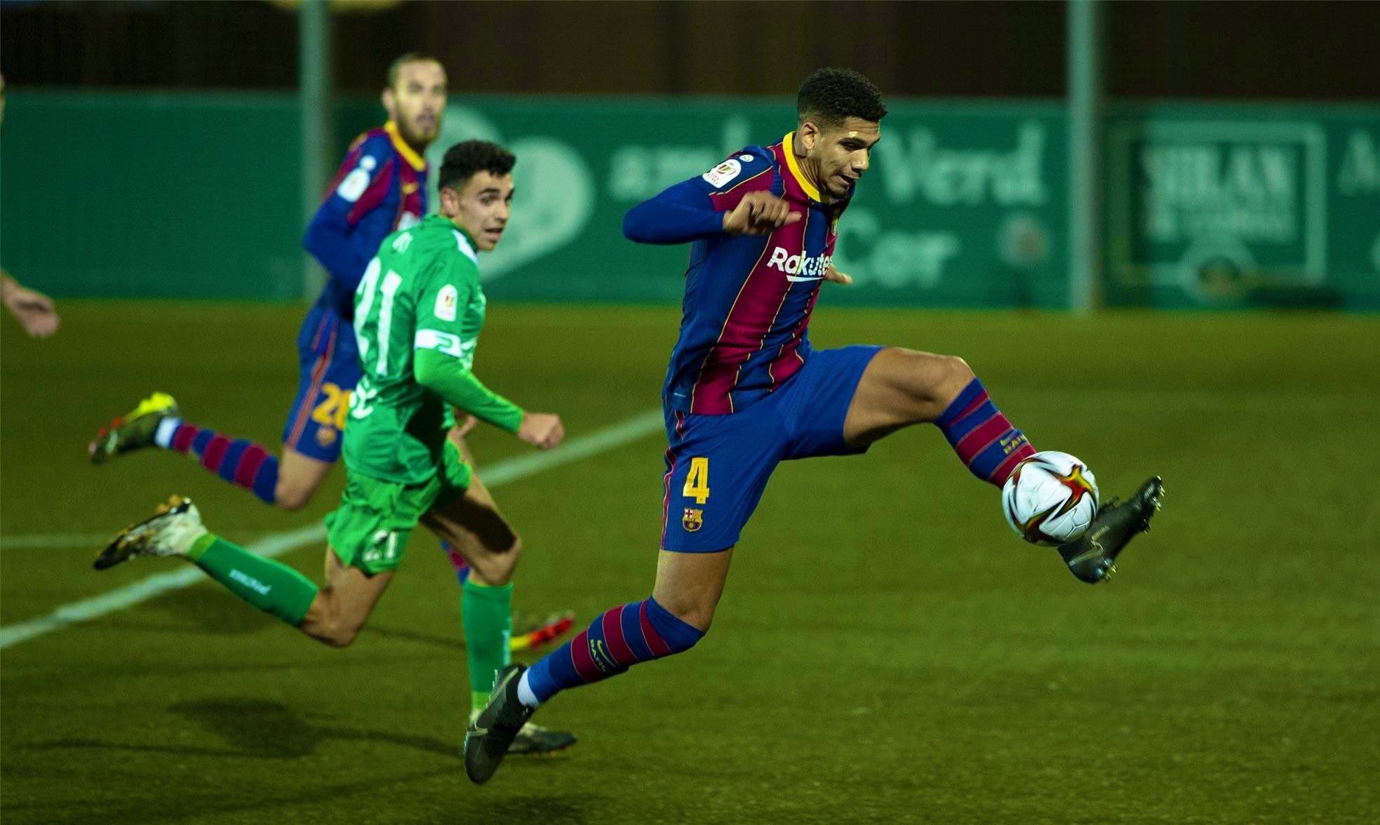 Messi bi treo gio anh 2