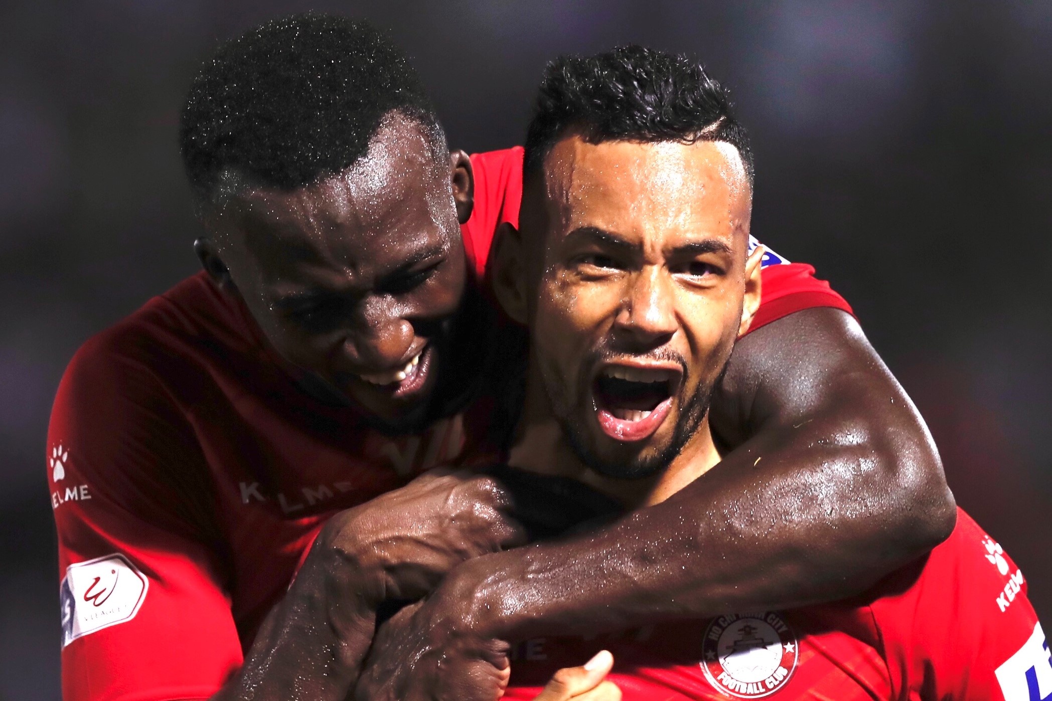 Tan binh Brazil solo ghi ban dau tien cho CLB TP.HCM hinh anh