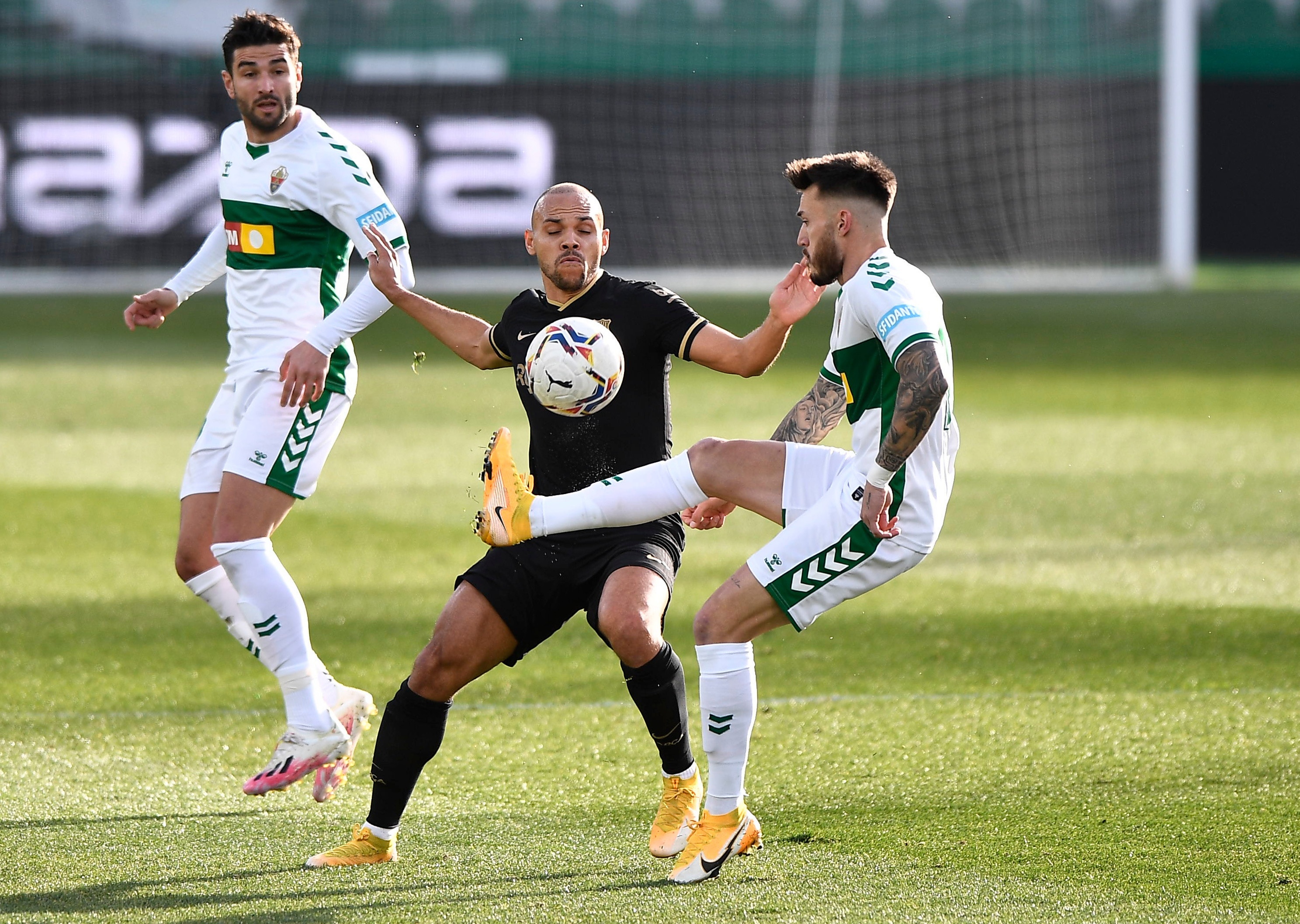 Messi bi treo gio anh 2