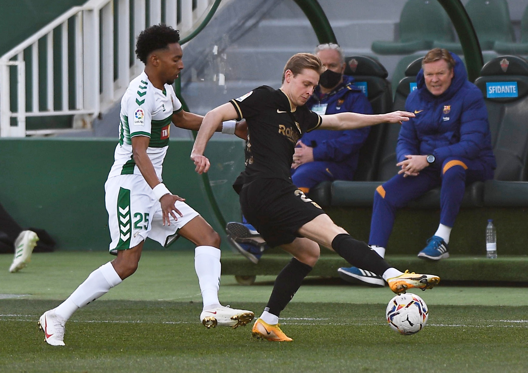 Messi bi treo gio anh 3