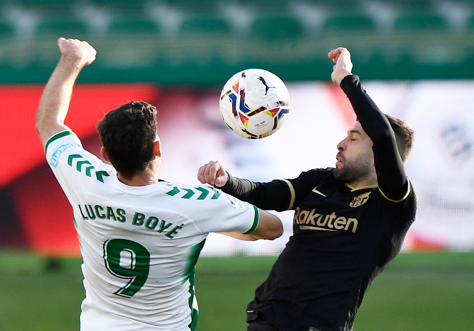 Messi bi treo gio anh 6