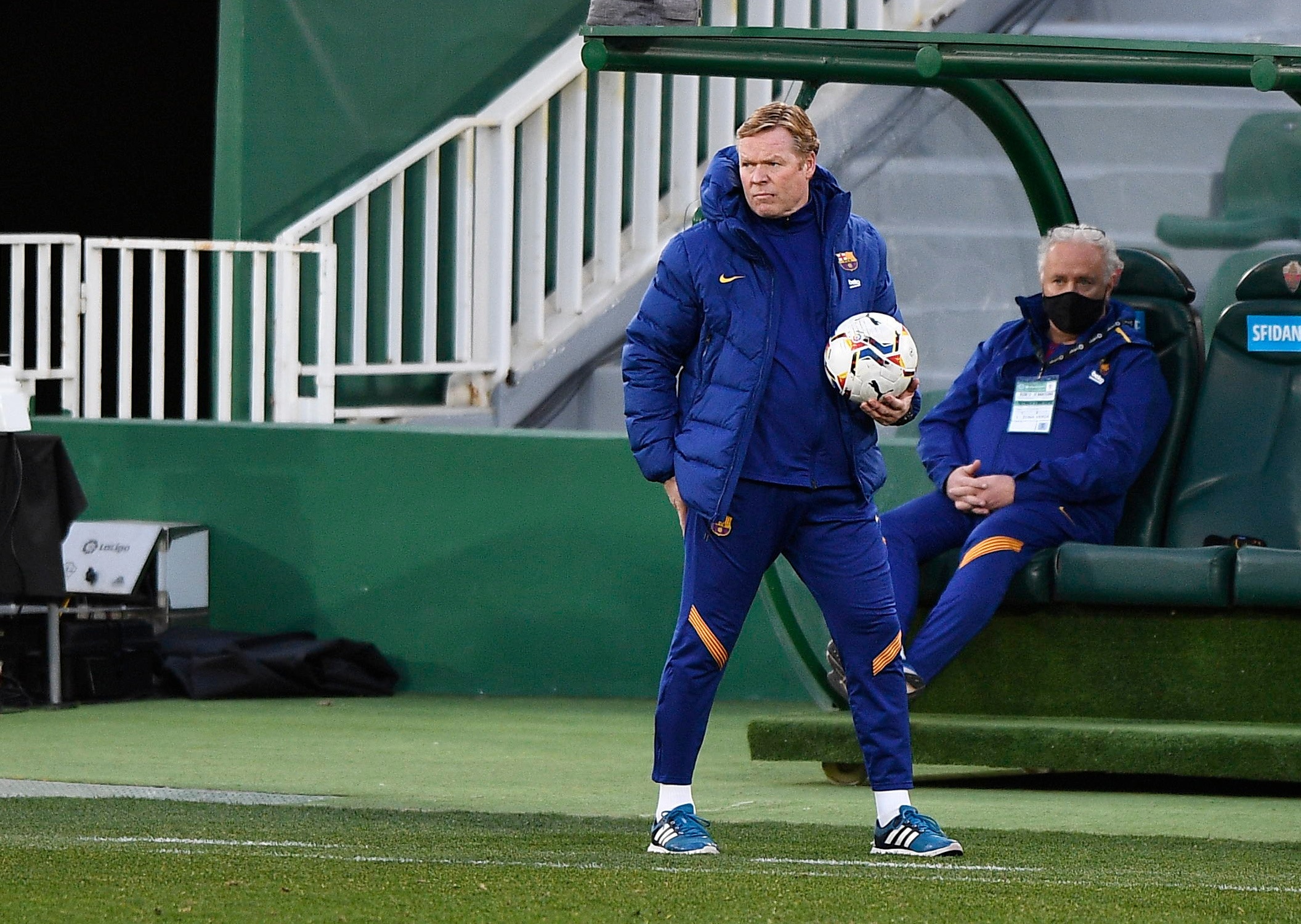 Messi bi treo gio anh 8