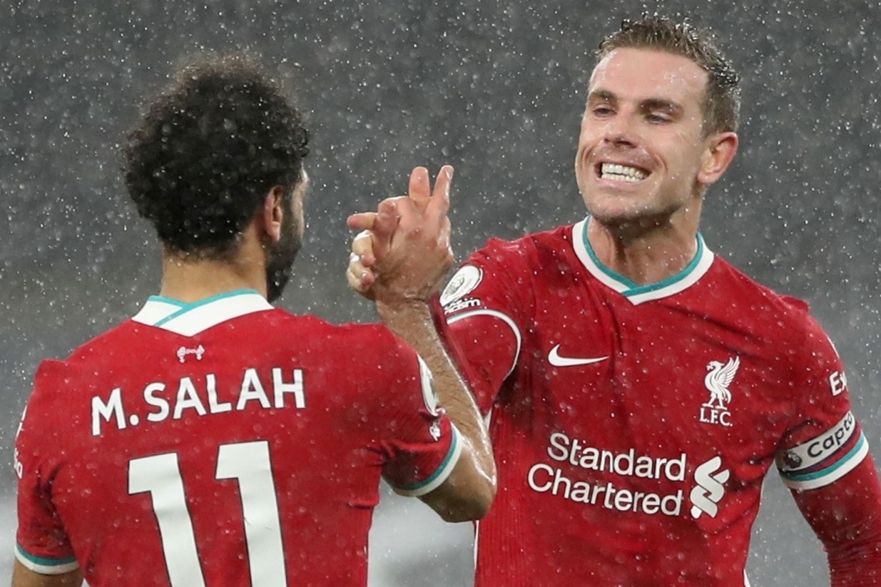 Liverpool tro lai top 4 sau tran thang Tottenham hinh anh