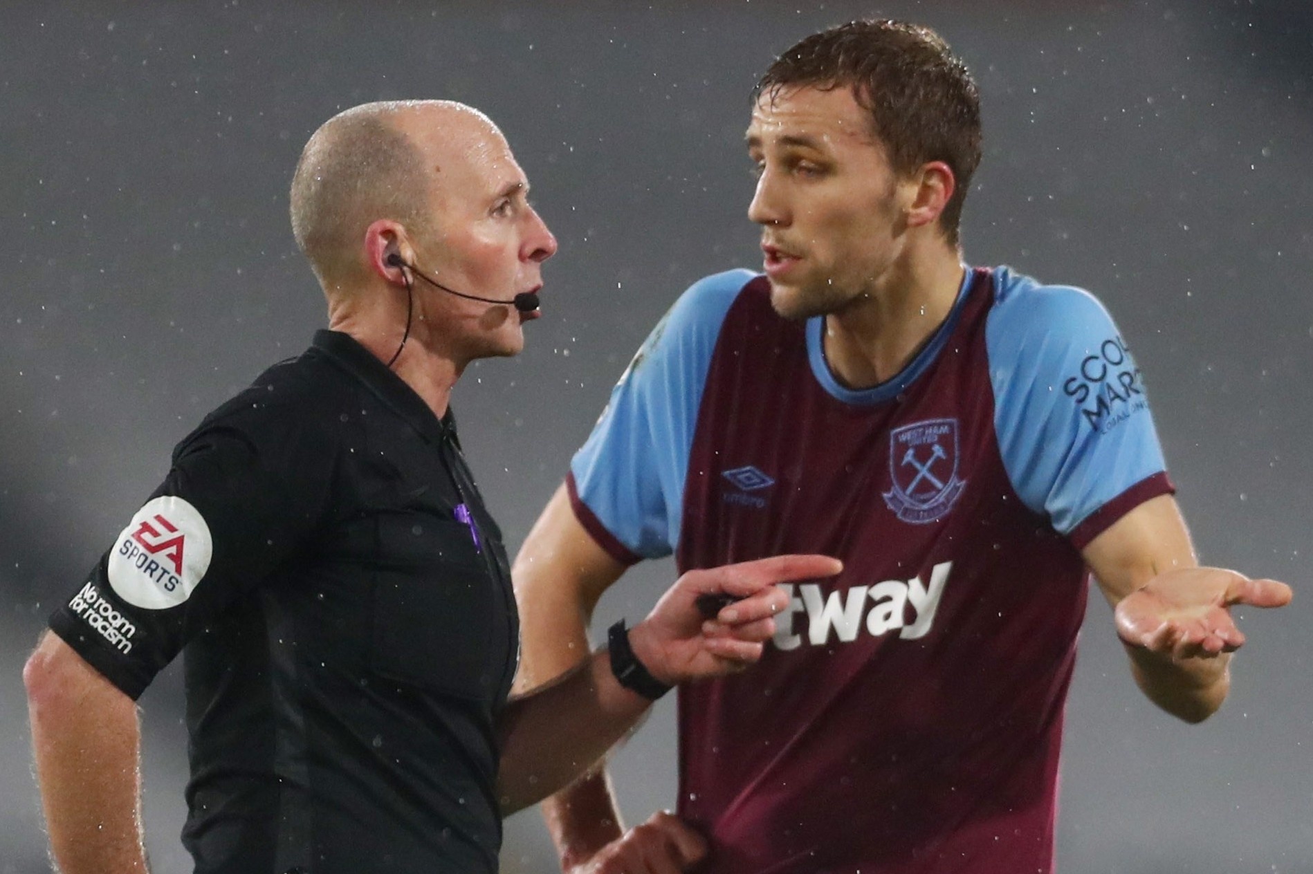 Trong tai Premier League bi doa giet hinh anh