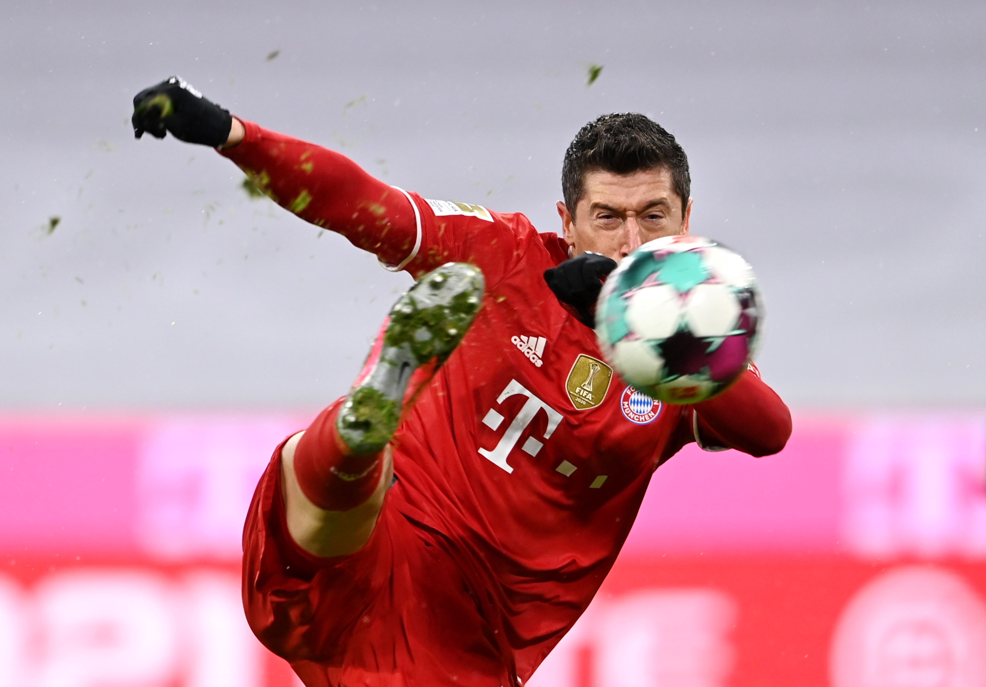 Lewandowski pha ky luc anh 3