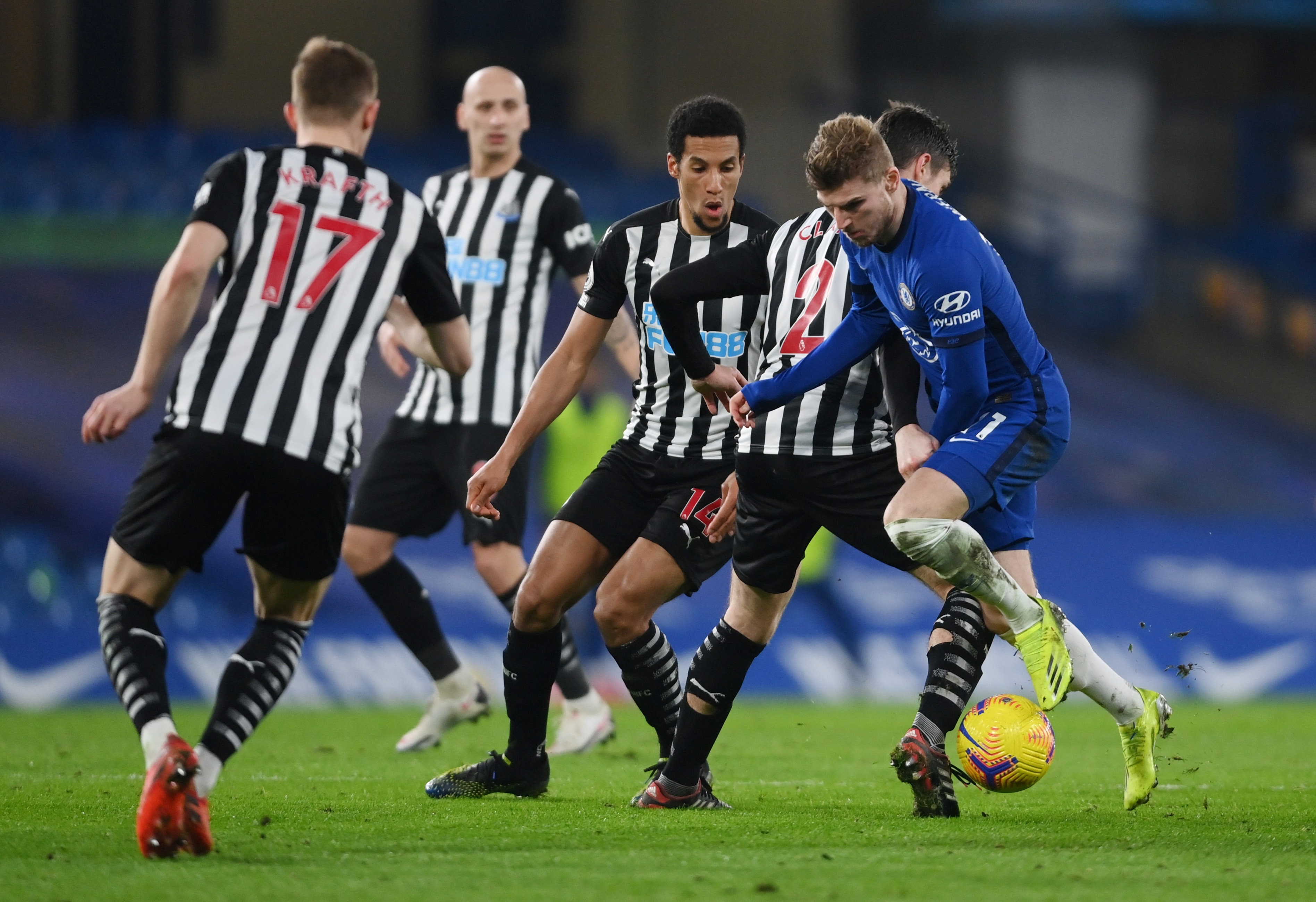 Chelsea tro lai top 4 anh 6