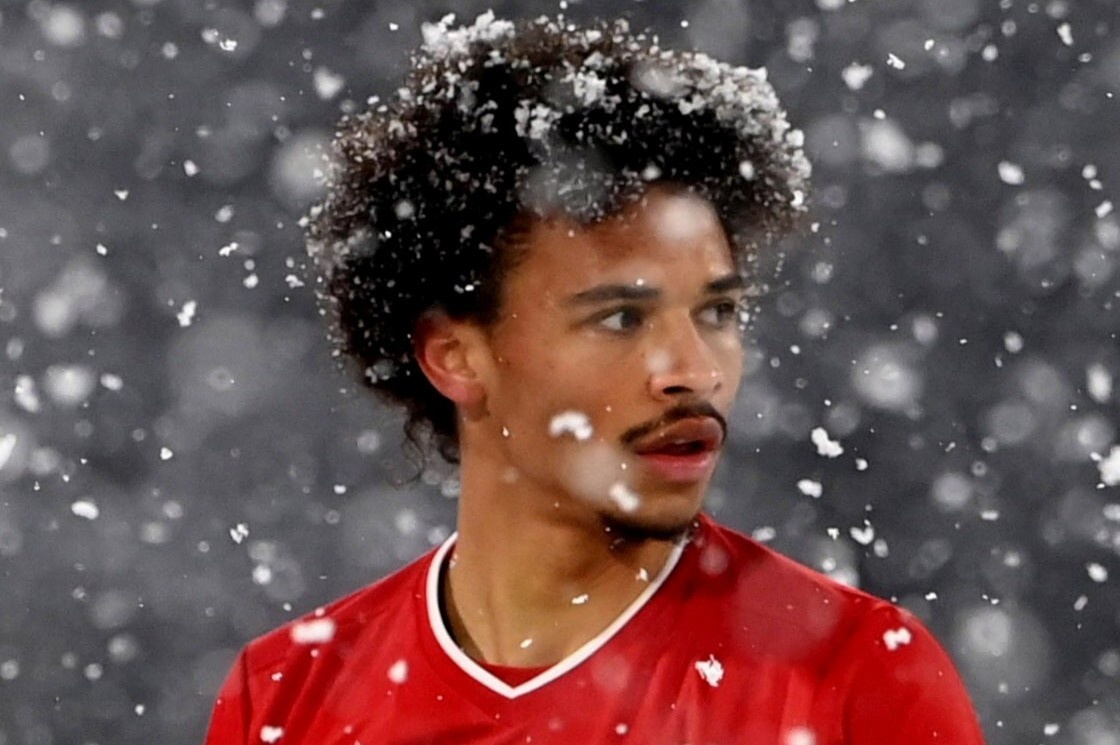 Bayern bi doi moi len hang cam hoa tren san phu tuyet hinh anh