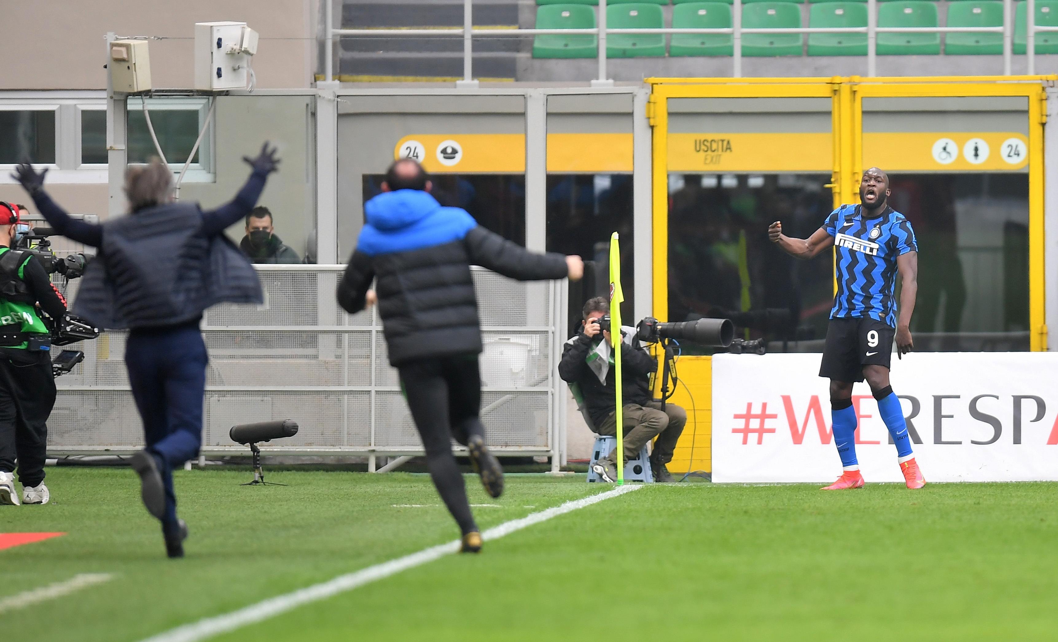 Lukaku khieu khich Ibra anh 1