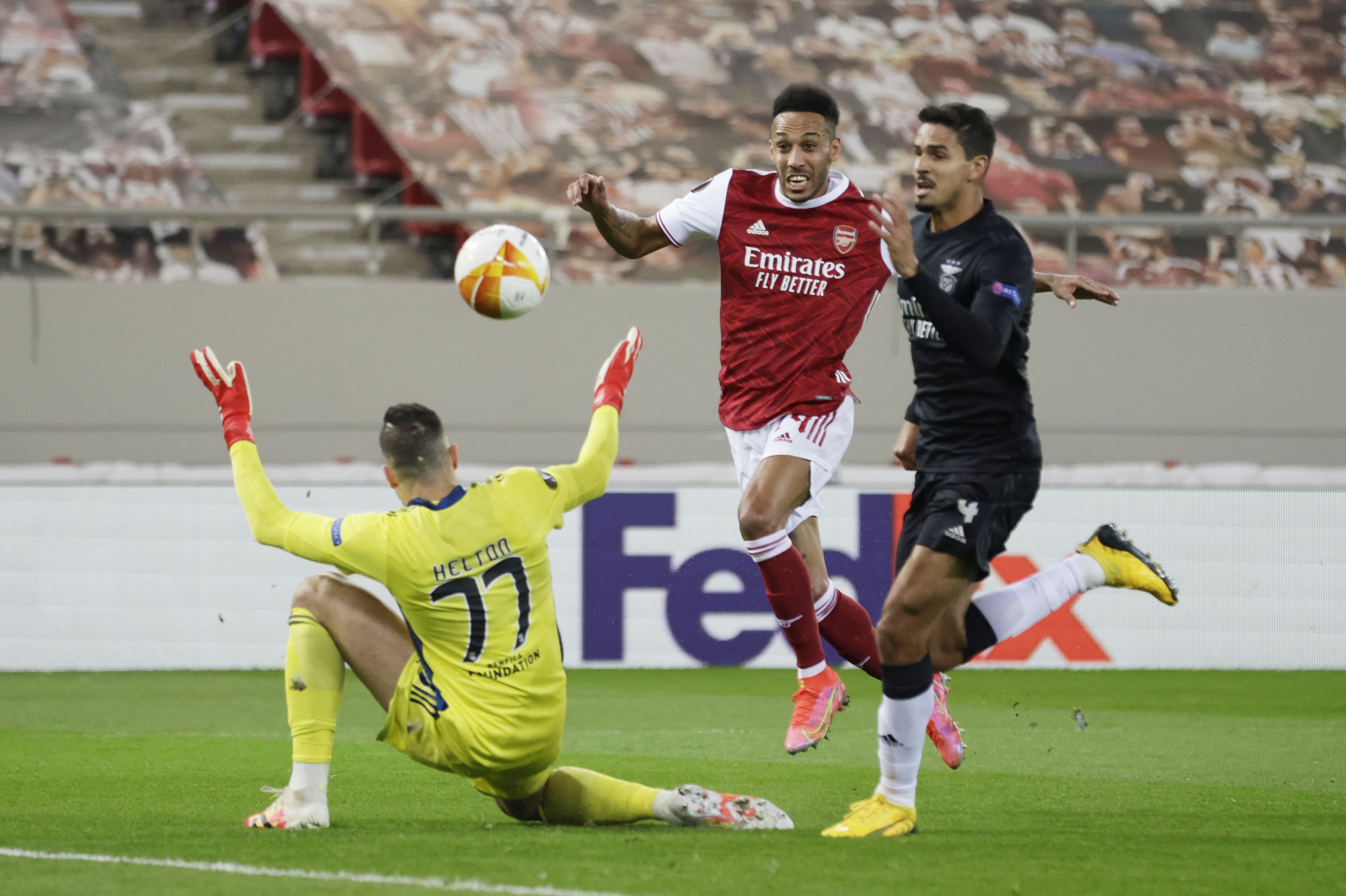 Arsenal vao vong trong anh 2