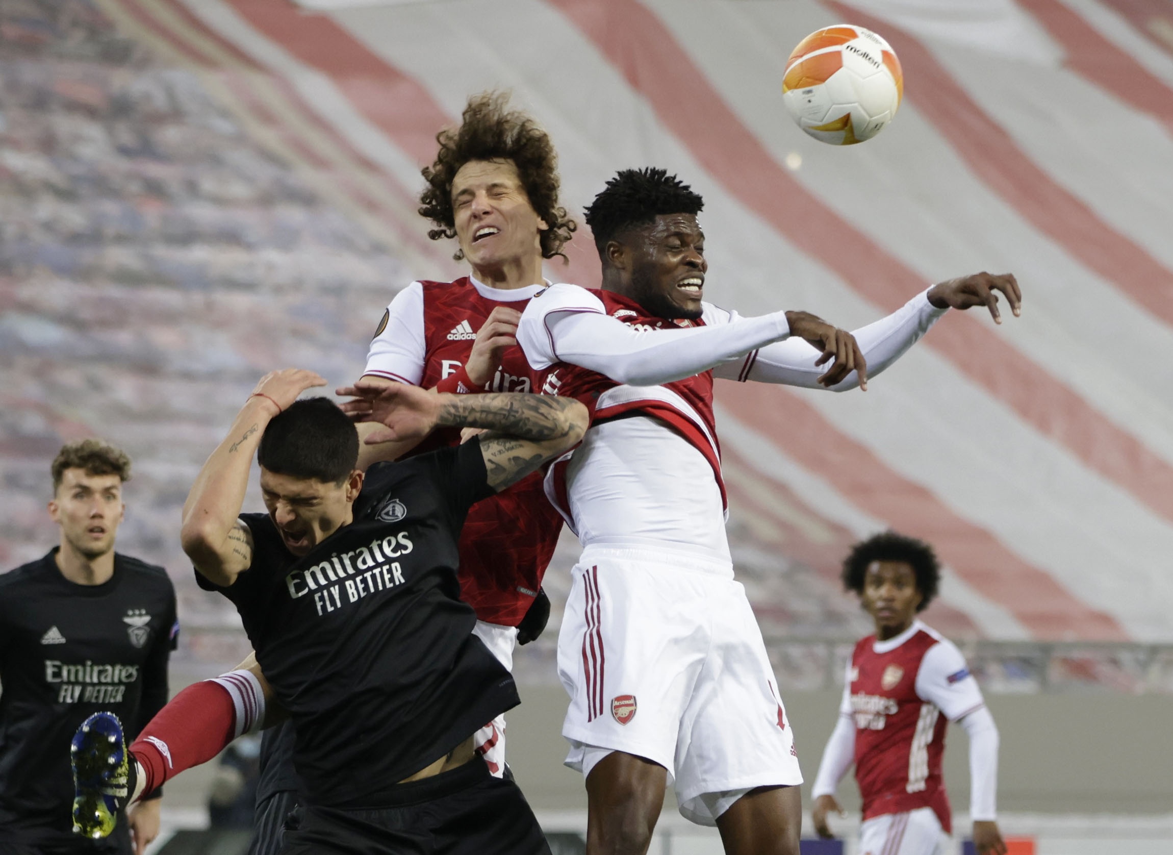 Arsenal vao vong trong anh 8